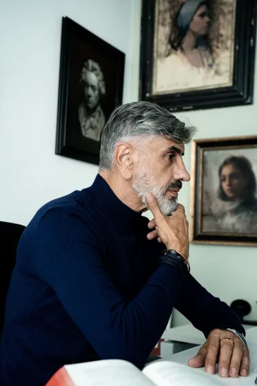 Virgil Tornoreanu la birou, printre cărți