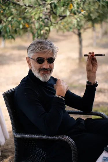 Virgil Tornoreanu în livadă, cu un trabuc
