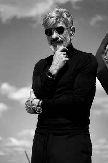 Virgil Tornoreanu lângă avion, alb-negru