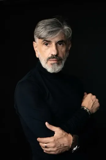 Virgil Tornoreanu — portret de studio, helancă neagră, brațe încrucișate